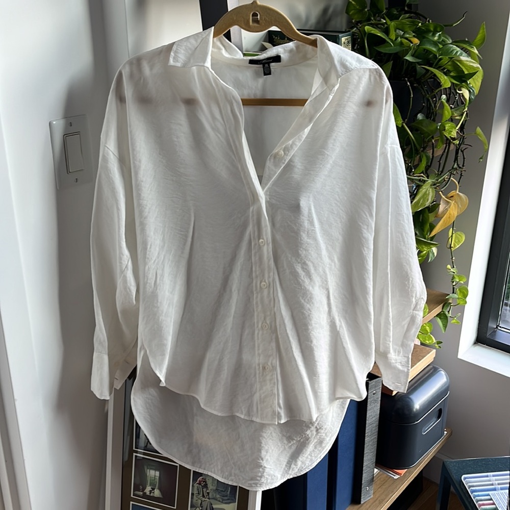 This is a an XS Mavi blouse that is white and light! Has a longer back.